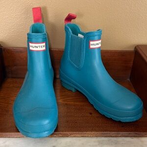 Hunter Women’s Teal Chelsea Rain Boots with Pink Pull Tabs
